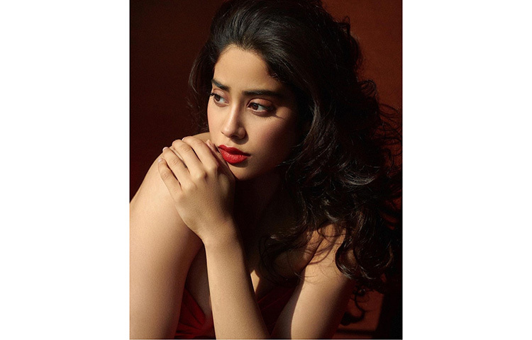 অমন করে কাকে দেখছেন জাহ্নবী। ছবি: ইনস্টাগ্রাম