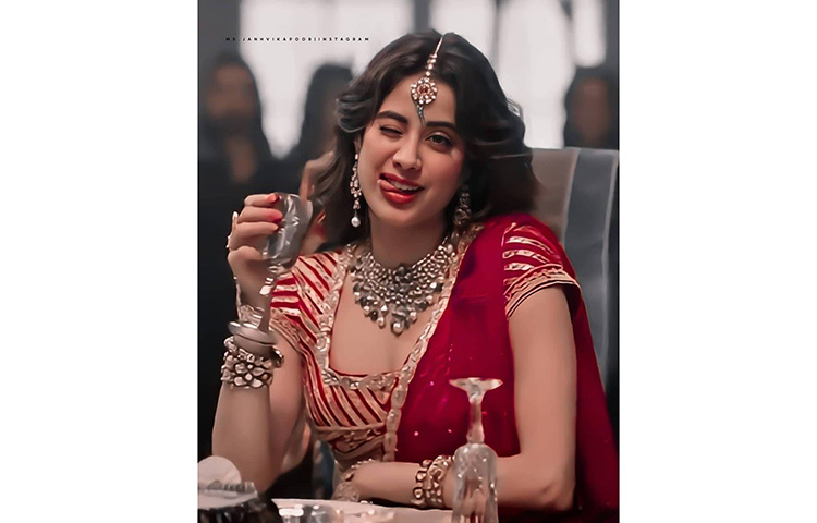 ক্যামেরার সামনে জাহ্নবীর দুষ্টুমি। ছবি: ইনস্টাগ্রাম