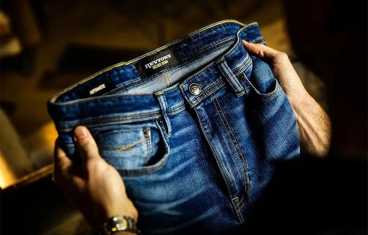 গবেষকদের তথ্যমতে, টানা ১৫ মাস ব্যবহারের পরেও অন্য জামা-কাপড়ের তুলনায় জিন্সে ব্যাকটেরিয়া বা জীবাণুর প্রবেশ ঘটে কম পরিসরে। শুকনো আবহাওয়ায় একটি প্যান্ট যদি ১৫ মাস পরলে, আর্দ্র আবহাওয়ায় সেটি ৮-৯ মাস পরলেও কোনো সমস্যা হবে না। ছবি: সংগৃহীত