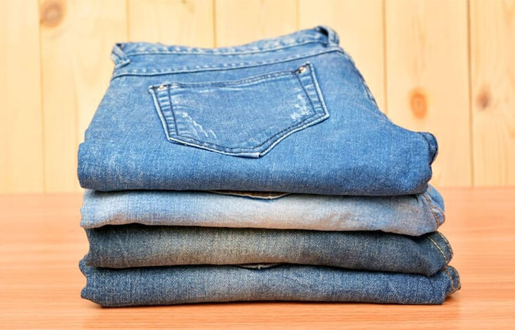 জিন্সের প্যান্ট ব্যবহারের পর এক জায়গায় দলা পাকিয়ে না রেখে বরং রোদে বা বারান্দায় দড়িতে মেলে রাখা উচিত। জিন্সের মধ্যে যাতে হাওয়া-বাতাস ঢুকতে পারে। ছবি: সংগৃহীত