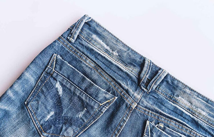 এছাড়া যখন এই প্যান্ট পরিষ্কার করবেন; তখন অবশ্যই ঠান্ডা পানি ব্যবহার করবেন। গরম পানি দিয়ে ধুলে প্যান্টের রং হালকা হয়ে যাবে। এই কয়েকটি নিয়ম মানলে জিন্সের কাপড় বা প্যান্ট ভালো থাকবে। ছবি: সংগৃহীত