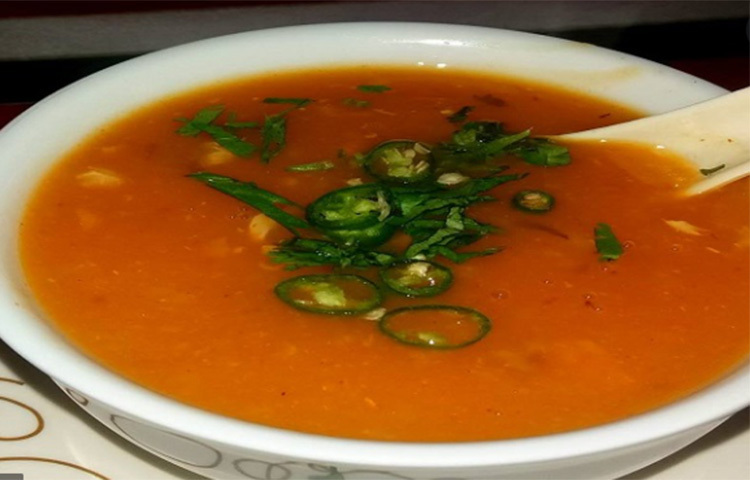 জন্ডিসের ফলে যকৃৎ দুর্বল হয়ে যায়। কমে যায় পরিপাকক্রিয়া এবং হজমশক্তি। তাই এই অসুখে ভরসা করুন তরল ডায়েটের উপর। ছবি: সংগৃহীত