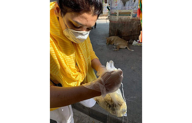 খাবার নিয়ে রাস্তায় নামছেন জয়া হচ্ছেন।