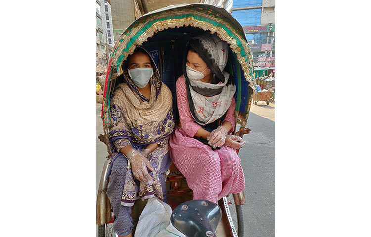 নিজের বাড়ির পরিচারিকাকে সঙ্গে নিয়ে বের হয়ে রাস্তার কুকুরকে খাওয়াচ্ছেন জয়া আহসান।