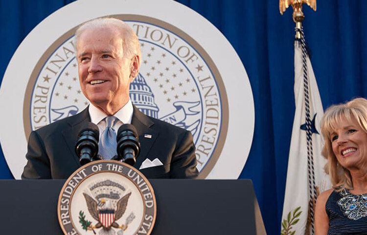 প্রেসিডেন্ট জর্জ ডব্লিউ বুশ ইরাকের কাছে ব্যাপক বিধ্বংসী অস্ত্র আছে এই অভিযোগে যখন ইরাকে নতুন করে যুদ্ধ শুরুর প্রস্তাব করেন, তখন বাইডেন তাতে জোরালো সমর্থন দিয়েছিলেন। ইরাক যুদ্ধের পর তিনি বামপন্থার দিকে ঝুঁকে পড়েন। তিনি ইরাকে আমেরিকান সৈন্য সংখ্যা বৃদ্ধির বিরোধিতা করেন এবং সেখান থেকে সেনা প্রত্যাহারের আহ্বান জানান।