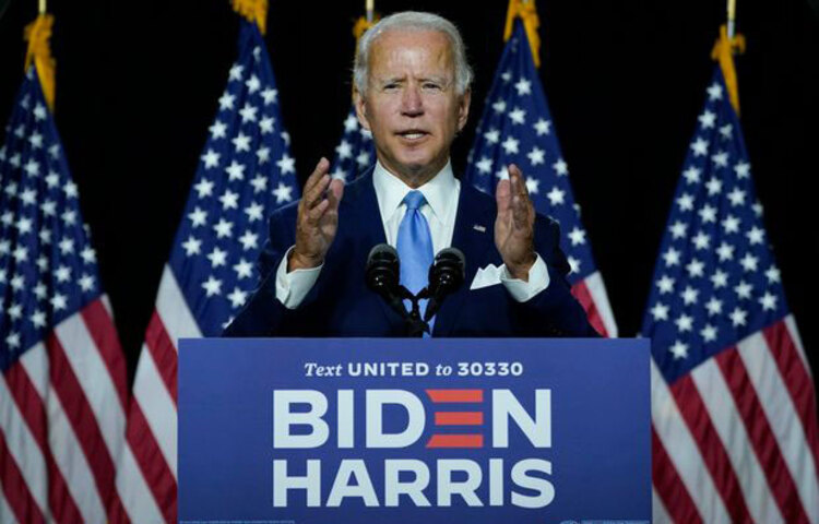 জো বাইডেন ডেলাওয়ার ইউনিভার্সিটিতে ইতিহাস ও রাষ্ট্রবিজ্ঞানে পড়াশোনা করেন। পরে তিনি সিরাকিউজ ইউনিভার্সিটি থেকে আইনের ওপর ডিগ্রি নেন। বাইডেন ১৯৬৬ সালে সিরাকিউজ ইউনিভার্সিটিতে পড়ার সময় নিলিয়া হান্টারকে বিয়ে করেন। তাদের ঘরে তিন সন্তান রয়েছেন। এরা হলেন-জোসেফ আর ‘বিউ’ বাইডেন, রবার্ট হান্টার ও নাওমি ক্রিস্টিনা।