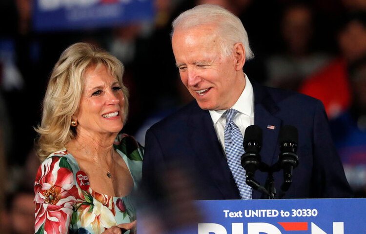 ১৯৭২ সালে বড় দিনের আগে ক্রিসমাস ট্রি কিনতে গিয়ে ভয়াবহ সড়ক দুর্ঘটনায় নিলিয়া নিহত হন। তার মেয়ে নাওমিও দুর্ঘটনায় মারা যান। স্ত্রী নিলিয়াকে বাইডেন বলেছিলেন, ৩০ বছর বয়সের মধ্যে তার স্বপ্ন সিনেটর হওয়ার। সিনেটর হওয়ার পরের লক্ষ্য যুক্তরাষ্ট্রের প্রেসিডেন্ট হওয়া।