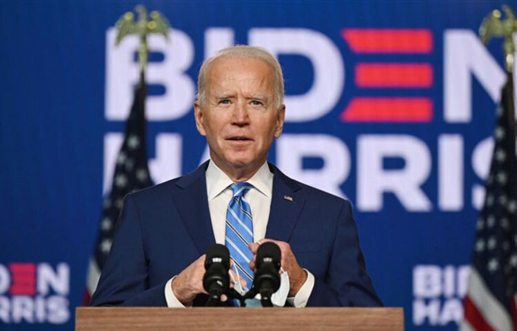 ডেলাওয়ার থেকে মোট ছয়বার সিনেটর নির্বাচিত হন বাইডেন। সিনেটের বিচার কমিটিতে নিজেকে প্রতিষ্ঠিত করেন। নারীর বিরুদ্ধে সহিংসতা আইনসহ যুক্তরাষ্ট্রের গুরুত্বপূর্ণ বেশ কয়েকটি আইন প্রণয়ন করেন তিনি।