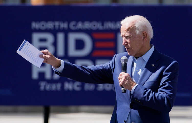 জো বাইডেন দীর্ঘদিন মার্কিন সিনেটের পররাষ্ট্র সম্পর্ক বিষয়ক কমিটিতে কাজ করেছেন। সিনেটের এই কমিটির সভাপতি হিসেবে ২০১২ সালের অক্টোবরে আমেরিকার রিপাবলিকান প্রেসিডেন্টের ইরাক যুদ্ধে যাওয়ার বিষয়টিকে অনুমোদন দেওয়ার সিদ্ধান্ত ছিল তার ওপর।