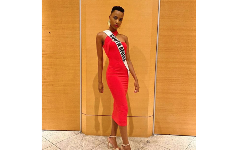 মিস ইউনিভার্স নির্বাচিত হওয়ার আগে মিস সাউথ আফ্রিকা নির্বাচিত হয়েছিলেন তুনজি।