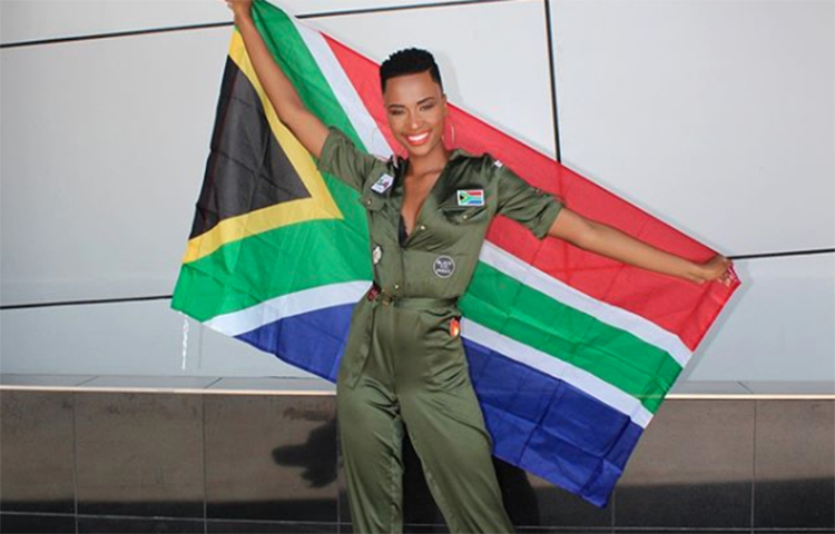 দেশের পতাকা মেলে ধরেছেন তুনজি।