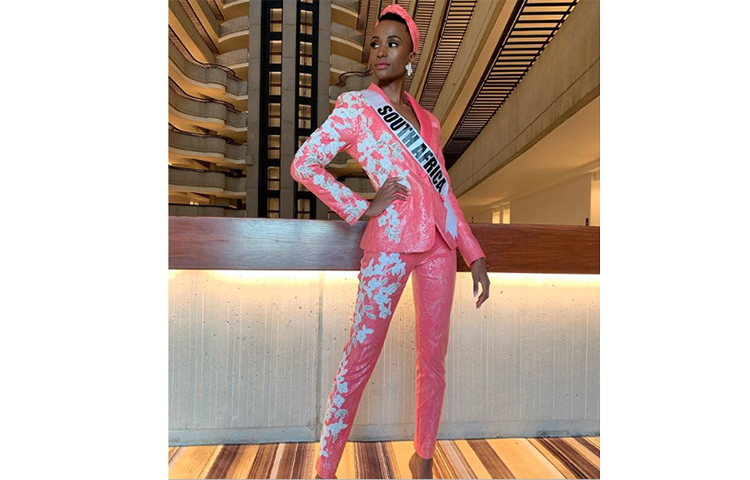 প্রতিযোগীতার পোশাক পরা তুনজি।