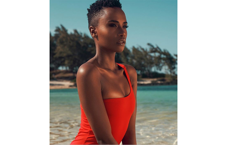 তুনজি আফ্রিকার একটি গ্রামে বেড়ে ওঠেন।