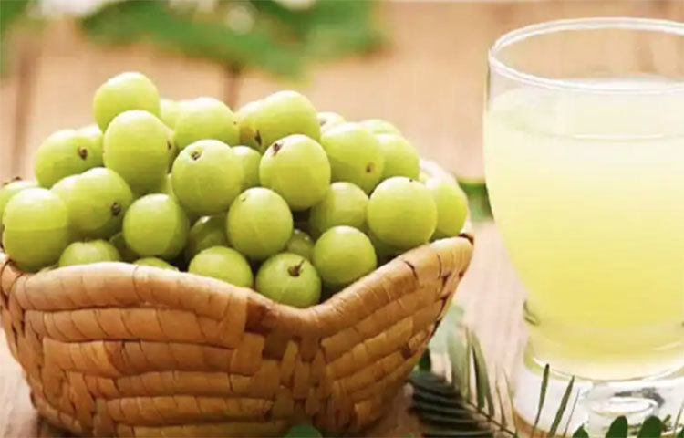 এছাড়া আমলকির জুস বানাতে পারেন। গোলমরিচের গুঁড়ো ও আমলকি ভাল করে বেøন্ড করে। এক কাপ পানি মিশিয়ে ফের ব্লেন্ড করুন। এরপর ছেঁকে নিন।