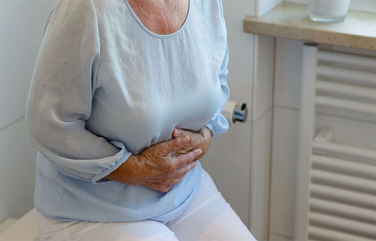 বেড়াতে গিয়ে বাইরে খেতে হয়। এতে অন্ত্রের সংবেদনশীল ব্যাকটেরিয়া হজমে সমস্যা তৈরি করতে পারে। পাশাপাশি, দৈনন্দিন জীবনযাত্রায় আমাদের সকল কার্যকলাপ একটি নির্দিষ্ট রুটিনে বাঁধা পড়ে, মলত্যাগের সময়ও তার ব্যতিক্রম নয়। বেড়াতে গেলে সবকিছুই উল্টোপাল্টা হয়ে যায়। তাই শরীর অনেক সময়েই নতুন রুটিনের সঙ্গে মানিয়ে নিতে পারে না! ছবি: সংগৃহীত