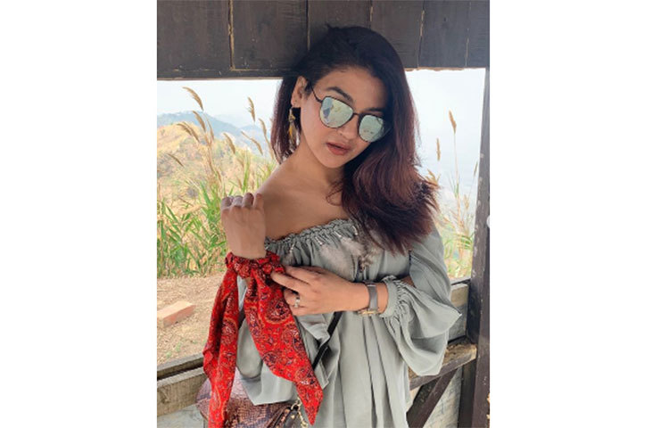 ক্যামেরার সামনে স্টাইলিশ জয়া আহসান।