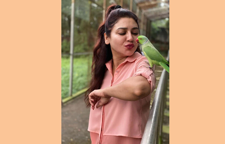 টিয়া পাখির সাথে এই ছবি পোস্ট করে জয়া লিখেছেন, ‘হ্যালো বিউটিফুল’।