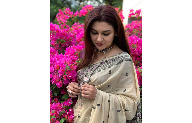 ফুলের সাথে এই ছবি প্রকাশ করে জয়া লিখেছেন, ‘তুমি চাইলে হতে পারতে আমার বাগানের পাতাবিহীন গাছ ভর্তি ফুলের মেজেন্ডা বাগানবিলাস ...’। ছবি: ফেসবুক