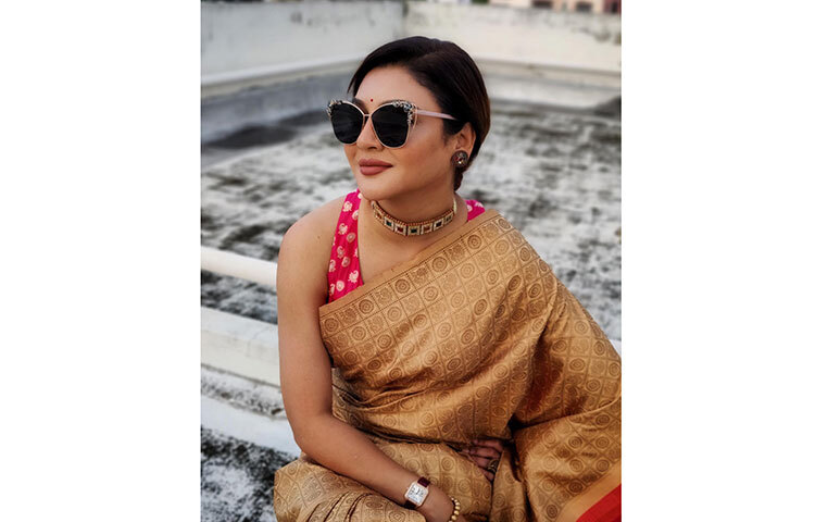 রোদ চশমায় আকর্ষণীয় জয়া। ছবি: ফেসবুক