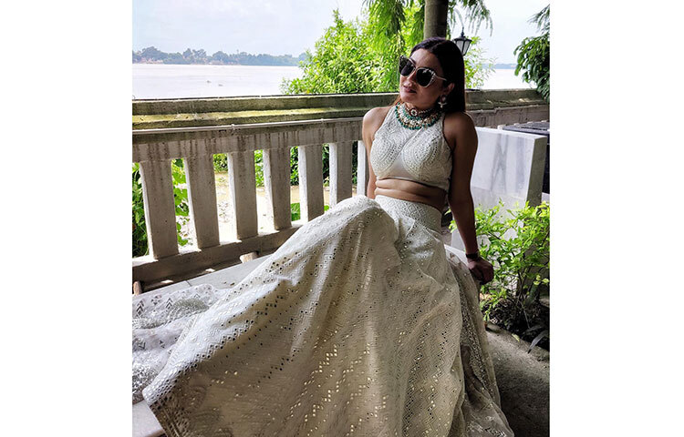 নদীর তীরে  প্রকৃতির মাঝে ফটোশুটে জয়া। ছবি: ফেসবুক