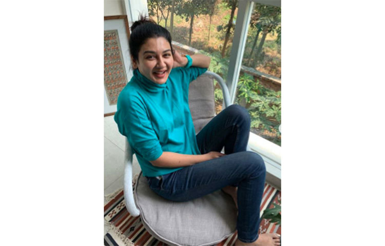 তাই করোনার এই গৃহবন্দি সময়টাও তিনি প্রকৃতির মাঝে নিজেকে খুঁজছেন।