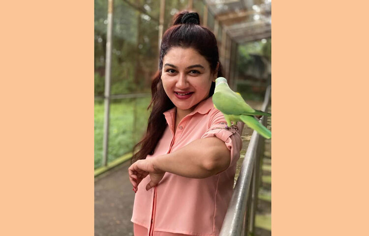 টিয়া পাখির সাথে হাসি-খুশি জয়া।