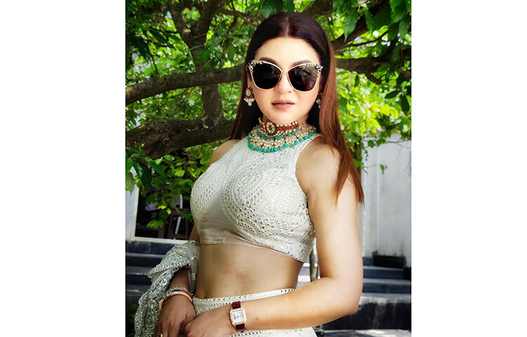 কালো চশমায় জয়া। ছবি: ফেসবুক