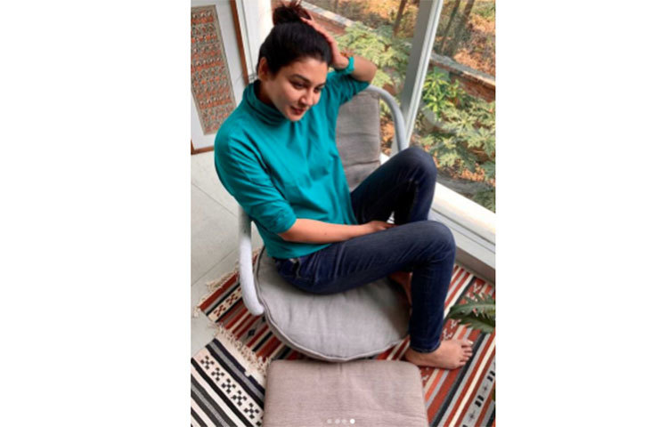 বাইরে বের হতে না পারলেও তিনি ঘরে বসে প্রকৃতির সুন্দর রূপ দেখছেন।