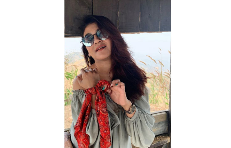 প্রকৃতির কাছে জয়া।