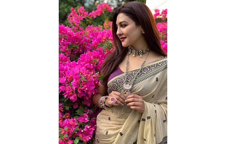 ফুল দেখে মুগ্ধ চোখে জয়া। ছবি: ফেসবুক