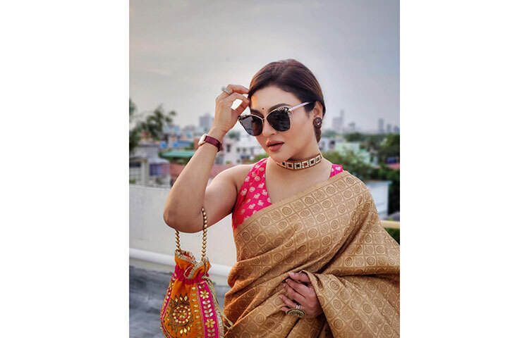 এই ছবি পোস্ট করে জয়া লিখেছেন ‘আধখানা স্বপ্নে আছি, আধখানা শ্রমে, আধখানা প্রেমে, আর আধেক অপ্রেমে।’ ছবি: ফেসবুক