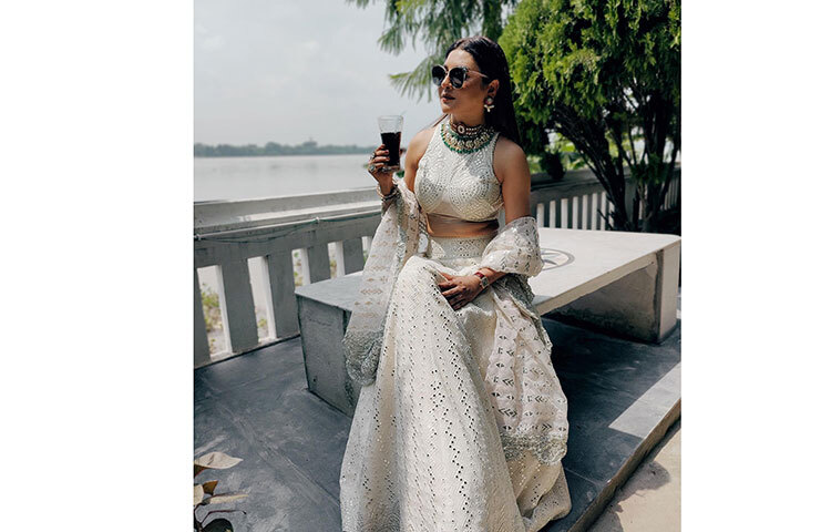 সাদা পোশাকে আকর্ষণীয় রূপে জয়া। ছবি: ফেসবুক