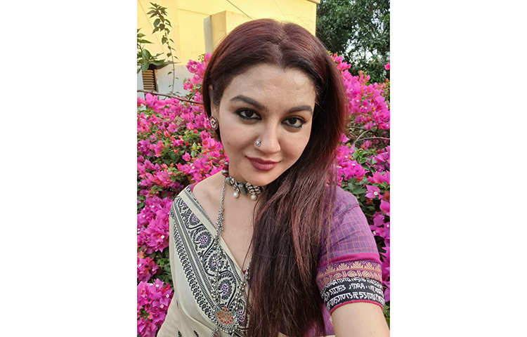 ফুলের সাথে সেলফিতে জয়া। ছবি: ফেসবুক