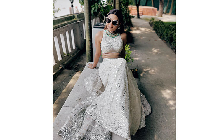 কালো চশমা ও সাদা পোশাকে আবেদনময়ী জয়া। ছবি: ফেসবুক