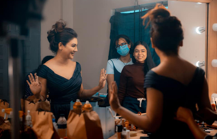 মেকআপ নেয়ার সময় উচ্ছসিত জয়া। ছবি: ফেসবুক