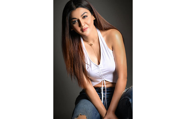 জাদুমাখা দৃষ্টিতে জয়া। ছবি: ফেসবুক