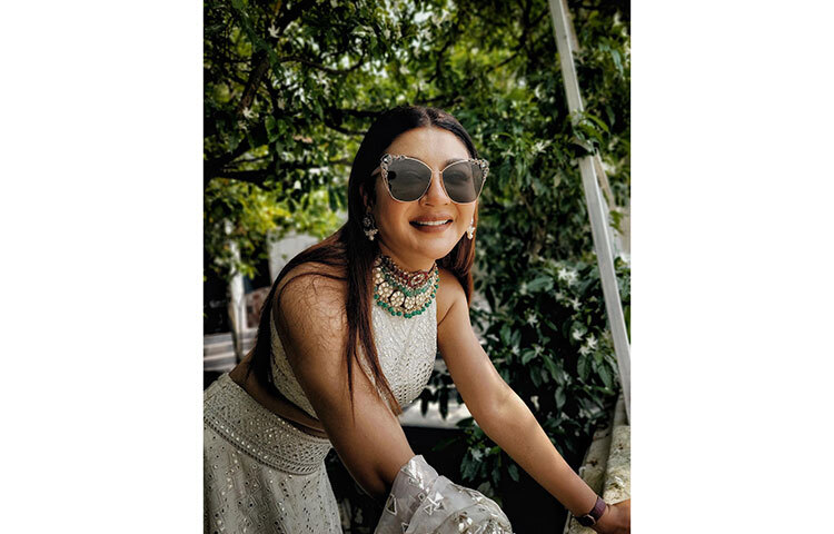 মিষ্টি হাসিতে আনন্দিত জয়া। ছবি: ফেসবুক