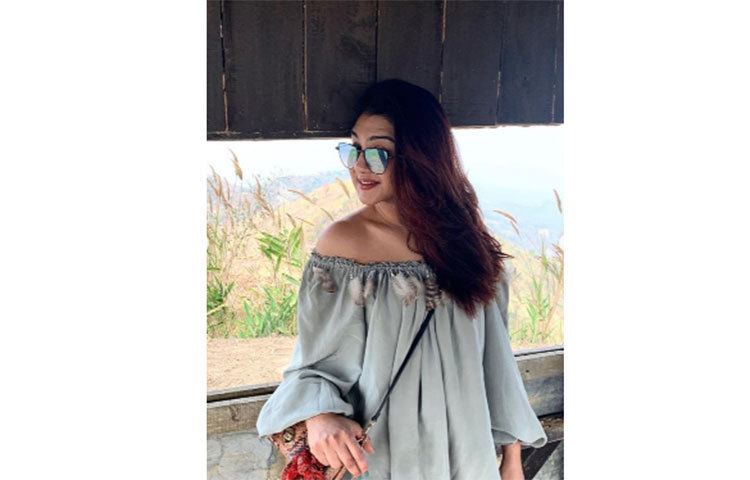 চোখের ভাষায় কথা বলছেন জয়া।