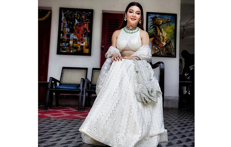 মোখলেছুর রহমান মোহন নামের এক ভক্ত জয়ার এ ছবি দেখে লিখেছেন, ‘কী যে সুন্দর দৃশ্য দেখতে খুব ভালো লাগে।’ ছবি: ফেসবুক