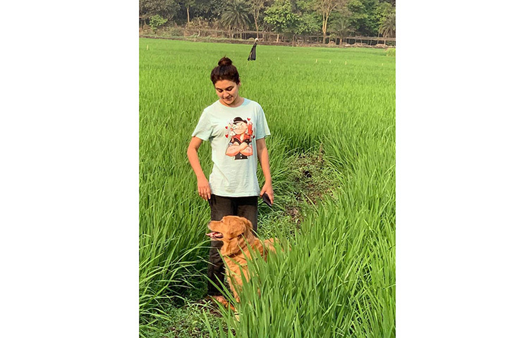 ছবির ক্যাপশনে জয়া লিখেছেন, ‘হ্যাপি আর্থ ডে’। ছবি: ফেসবুক