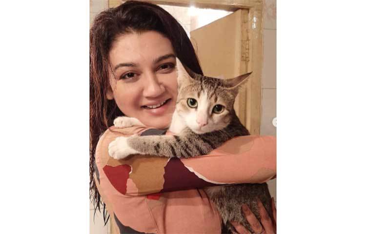 এবার প্রিয় পোষা বিড়ালের সাথে ছবি প্রকাশ করছেন জয়া আহসান।