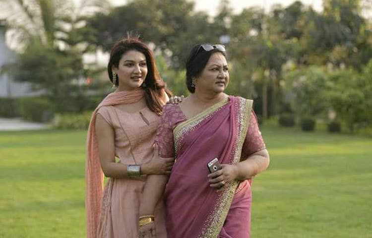 মায়ের সঙ্গের এই ছবি মা দিবসে প্রকাশ করে মাকে শ্রদ্ধা ভালোবাসা জানিয়েছেন জয়া আহসান।