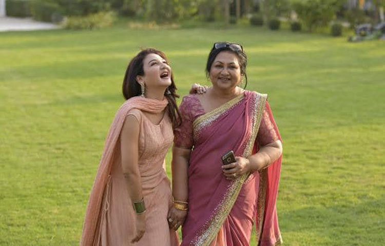 আহা কী আনন্দ মা পাশে আছেন বলে!