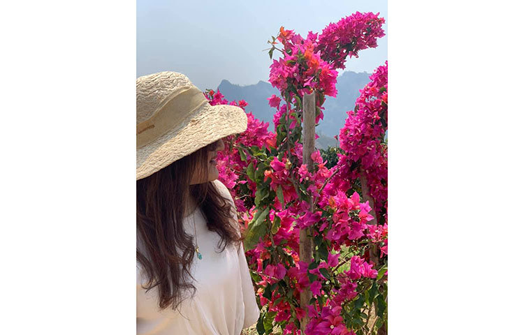 পাহাড়ী ফুলের মায়ায় জয়া। ছবি: ফেসবুক