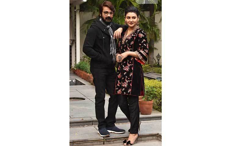 সেখানে ছবির নানা দিক নিয়ে কথা বলতে গিয়ে তারা একে অপরের প্রশংসায় মেতে ওঠেন।