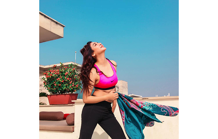 দূর আকাশের দিকে জয়ার দৃষ্টি। ছবি: ফেসবুক