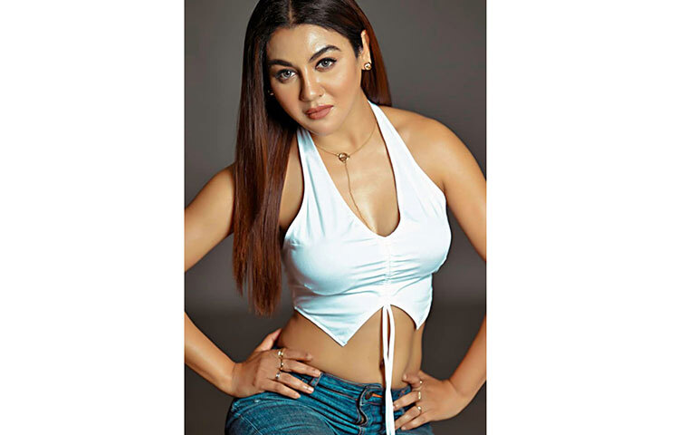 জয়ার প্রত্যেকটি ছবিতে সমালোচনা ও প্রশংসা দুটোই রয়েছে। ছবি: ফেসবুক