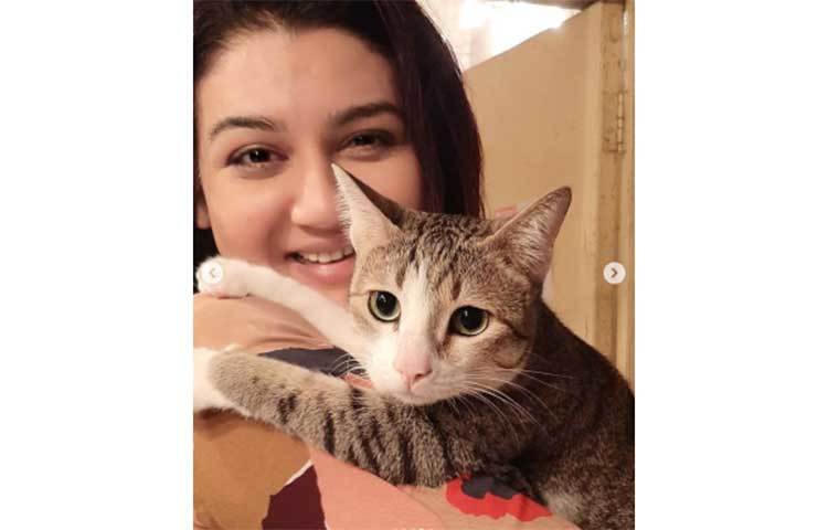 ইনস্টাগ্রামের জয়ার এই ছবিতে একজন মন্তব্য করে লিখেছেন, ‘তোমার পুষি অনেক সুন্দর’।