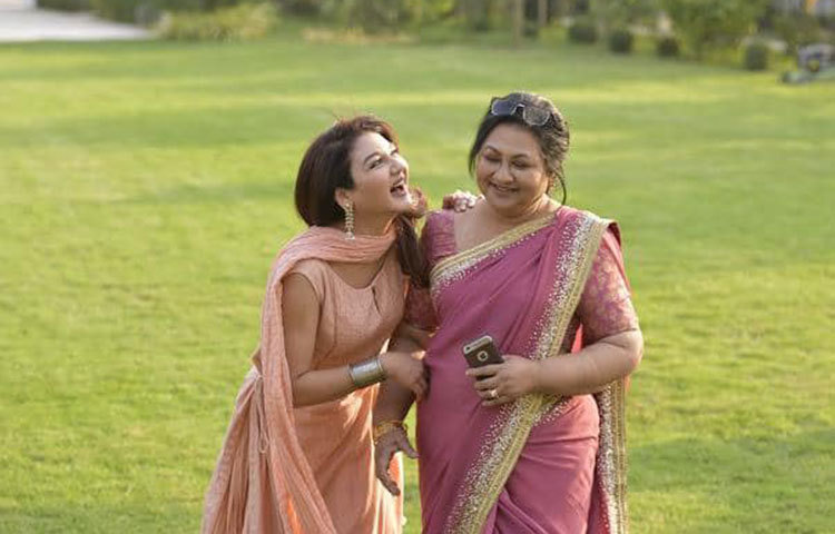 এই ছবি প্রকাশ করে জয়া লিখেছেন, মা তোমার হাসি আমাকে সুখী করে।