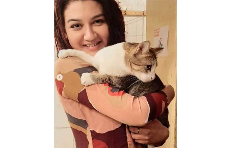 বিড়াল নিয়ে দুষ্টুমি করছেন জয়া আহসান।